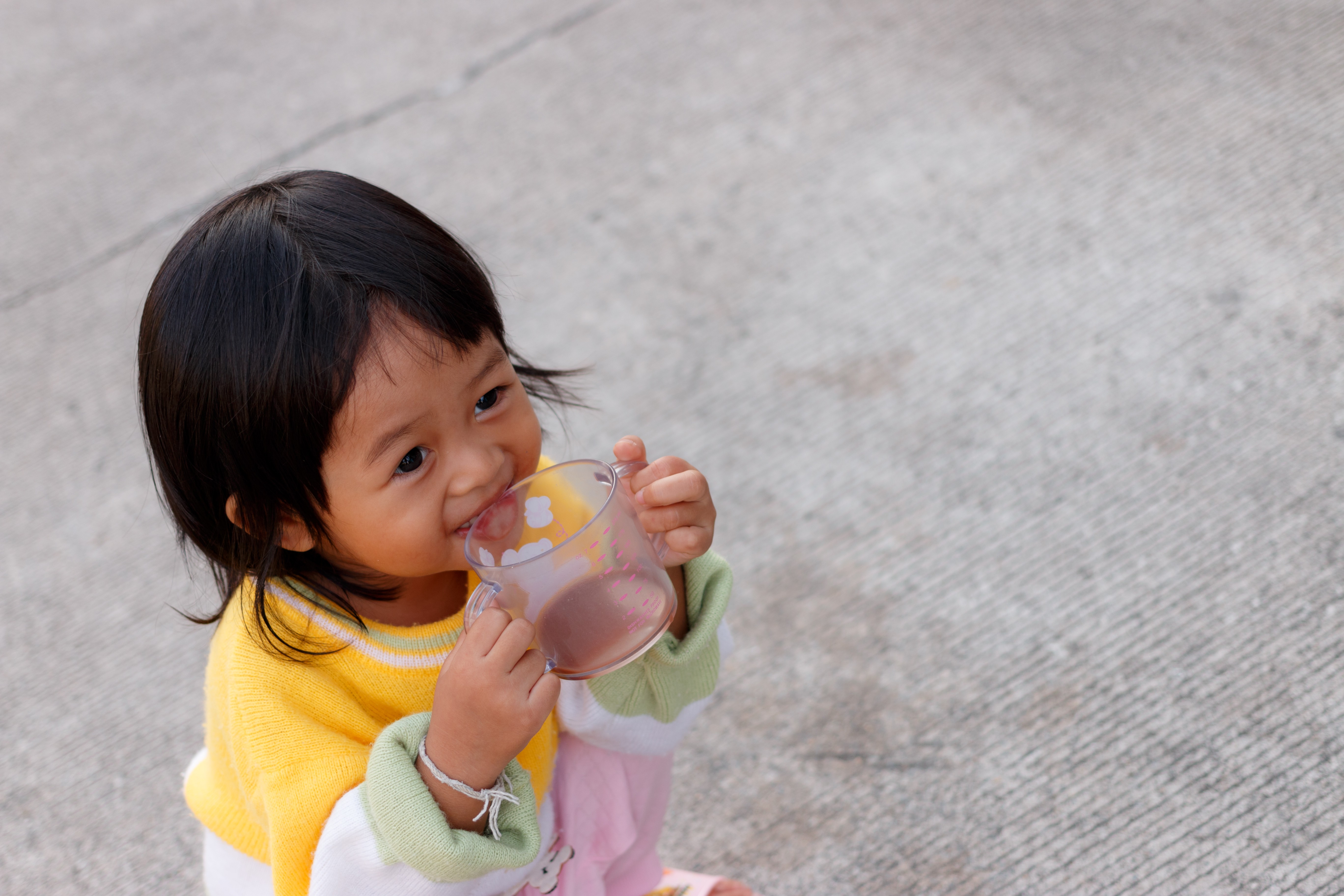 Minum gelas anak, parenting tips, gelas anak aman, sippy cup, belajar minum, Bunda, si Kecil